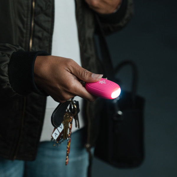 SABRE, Schrillalarm 2-in-1 Personal Alarm mit LED Licht & Karabinerhaken, pink