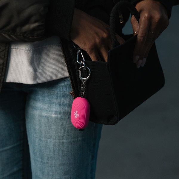 Schrillalarm 2-in-1 Personal Alarm mit LED Licht & Karabinerhaken, pink